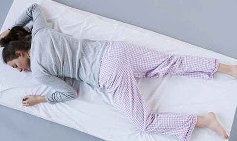 横向き寝で肩が痛い 首が痛い原因と対策 妊娠中 横向き寝専用枕YOKONE(ヨコネ)3で痛み改善